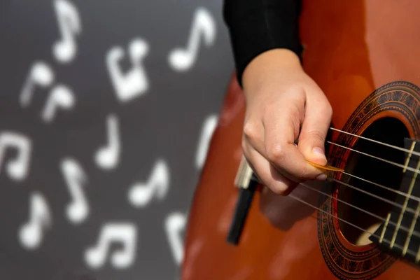 Mujer Joven Tocando Guitarra Clásica Notas Musicales Fondo Concepto Creatividad Imágenes de stock libres de derechos