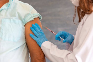 Aşı. Hemşire enjeksiyon için bir şırınga tutuyor.