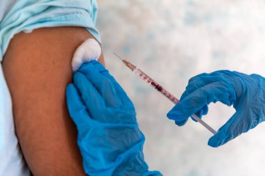 Aşı. Hemşire enjeksiyon için bir şırınga tutuyor.