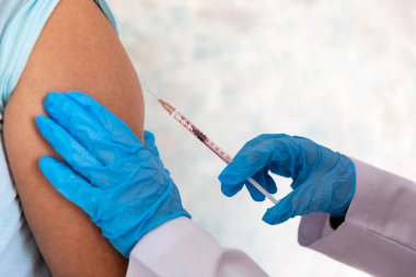 Aşı. Hemşire enjeksiyon için bir şırınga tutuyor.