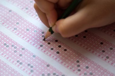 Test için kullanılan cevap sayfası, çoklu seçim tipi