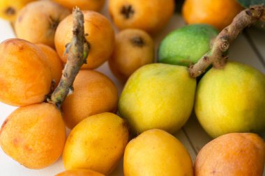 Beyaz ahşap arka planda taze lokuatlar