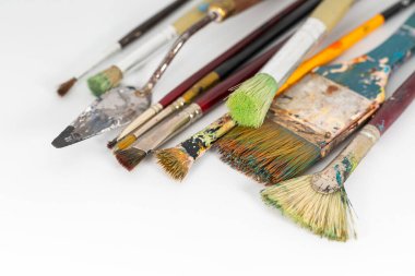 Beyaz arkaplanda boya fırçaları