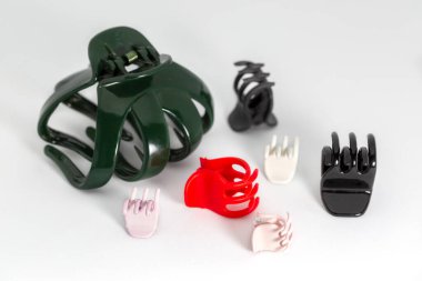  Plastik saç tokası beyaza izole edilmiş.