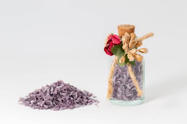 beyaz arkaplanda kuru lavanta