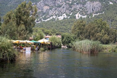 10 Temmuz 2017, Akyaka, Mugla, Türkiye 'deki Azmak nehri. Yazın turistler için tekne turu.