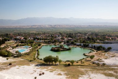 Denizli, Türkiye 'de Pamukkale, Travertine havuzları ve terasları. 13 Temmuz 2017