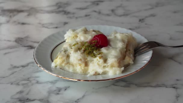 Gullac Turkisk Traditionell Ramadan Dessert — Stockvideo