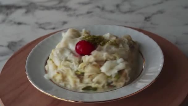 Gullac Turks Traditioneel Ramadan Dessert — Stockvideo