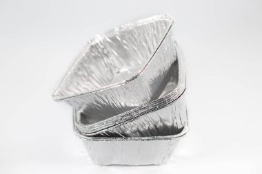 Beyaz arka planda alüminyum folyo kasesi