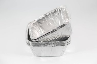 Beyaz arka planda alüminyum folyo kasesi