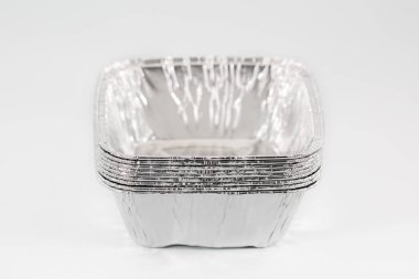 Beyaz arka planda alüminyum folyo kasesi