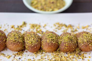 Geleneksel Türk tatlısı, beyaz tabakta sekerpare.