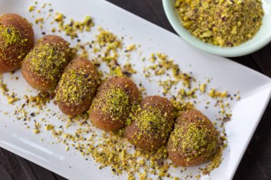 Geleneksel Türk tatlısı, beyaz tabakta sekerpare.