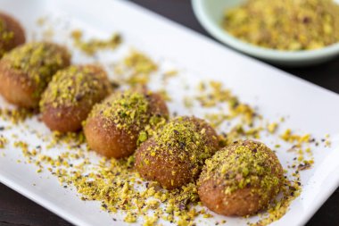 Geleneksel Türk tatlısı, beyaz tabakta sekerpare.