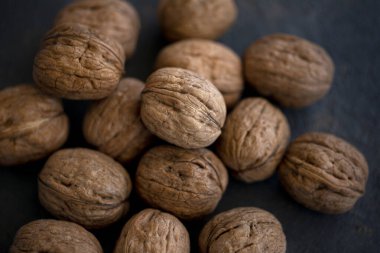 organik cevizler koyu arkaplanda