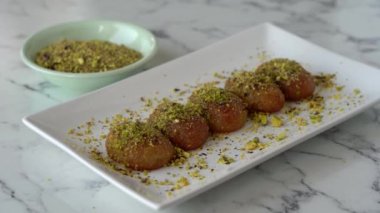 Geleneksel Türk tatlısı, beyaz tabakta sekerpare.