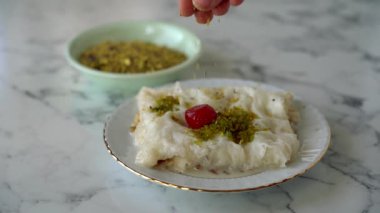 Gullac, Türk geleneksel ramazanı tatlısı. Yavaş çekim.