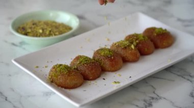 Geleneksel Türk tatlısı, beyaz tabakta sekerpare. yavaş çekim