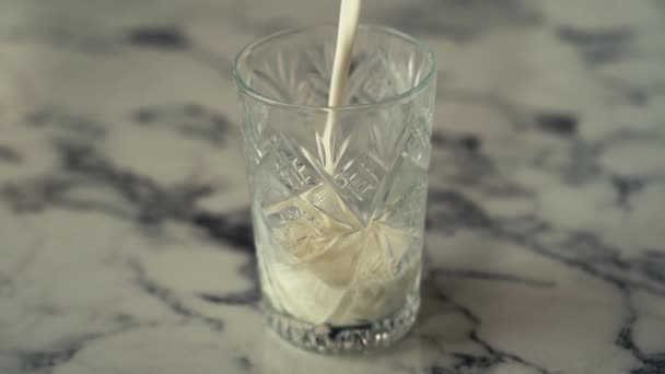 Lait Versé Dans Verre Mouvement Lent — Video