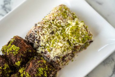 Geleneksel Türk usulü yeni tatlı, şam fıstıklı sütlü baklava.