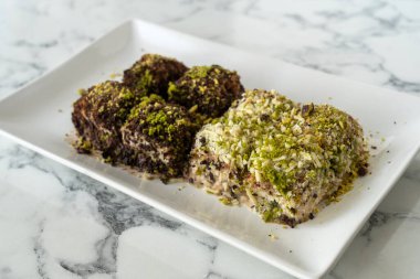 Geleneksel Türk usulü yeni tatlı, şam fıstıklı sütlü baklava.