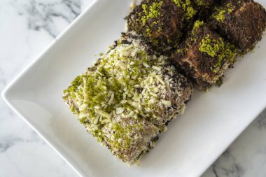 Geleneksel Türk usulü yeni tatlı, şam fıstıklı sütlü baklava.