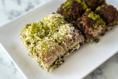 Geleneksel Türk usulü yeni tatlı, şam fıstıklı sütlü baklava.