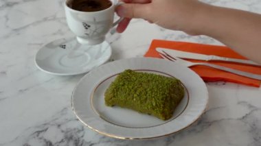 cennet camuru. Kadayif ve fıstıklı bir tatlı..
