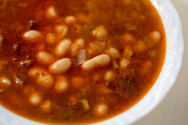 Geleneksel Türk yemeği Kuru Fasulye beyaz tabakta