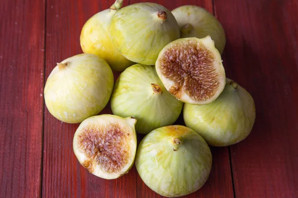 Figues Vertes Fraîches Sur Fond Bois — Photo