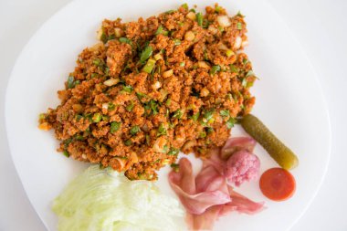 Türk Geleneksel Bulgur Salatası Kisir ve sebze turşusu