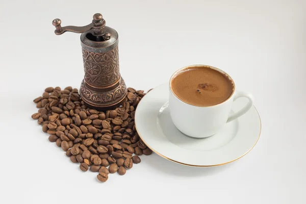 Kaffeebohnen und Kaffeemühle — Stockfoto