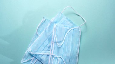 Tek kullanımlık tıbbi maskeleri kapatın.