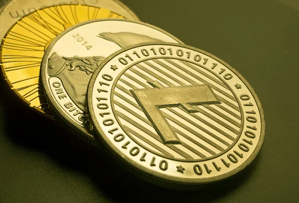 디지털 암호화 동전의 클로즈업 — 스톡 사진