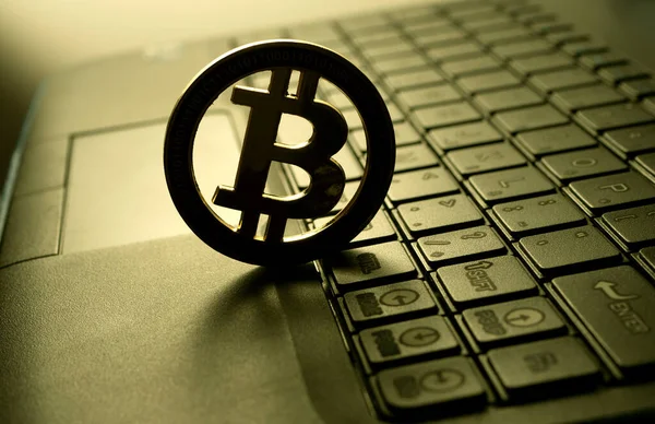 Makroaufnahme einer Bitcoin-Kryptowährung — Stockbild Makroaufnahme Einer Bitcoin Kryptowährung — Stockfoto