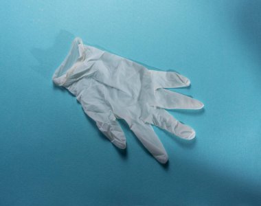 Mavi arka planda tıbbi eldivenleri kapatın.