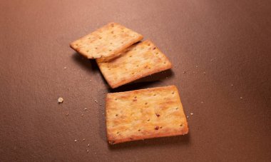 Japon pirinç krakerini tabağa koy.