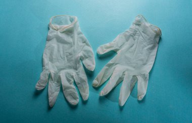 Mavi arka planda tıbbi eldivenleri kapatın.