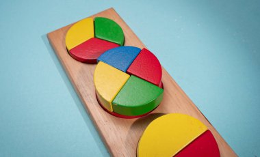 Eğitim için renkli çocuk oyuncaklarını kapatın.