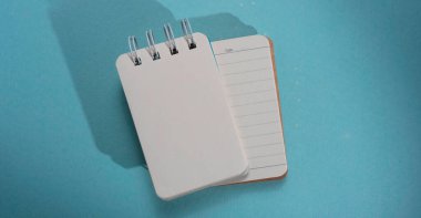 Boş bir kağıdın kapağını kapat