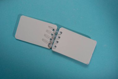 Boş bir kağıdın kapağını kapat