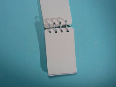 Boş bir kağıdın kapağını kapat