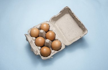 Masadaki taze tavuk kahverengi yumurtaları kapatın.