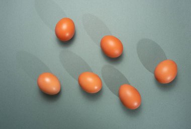 Masadaki taze tavuk kahverengi yumurtaları kapatın.