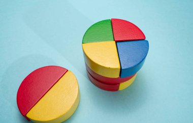 Eğitim için renkli çocuk oyuncaklarını kapatın.