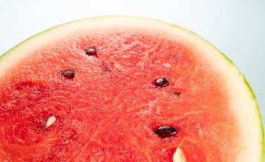 Taze karpuz yemeğinin yarısına yakın.
