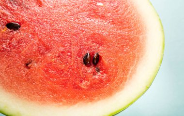 Taze karpuz yemeğinin yarısına yakın.