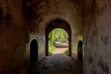 Sri Lanka 'da terk edilmiş bir evi kapatın.