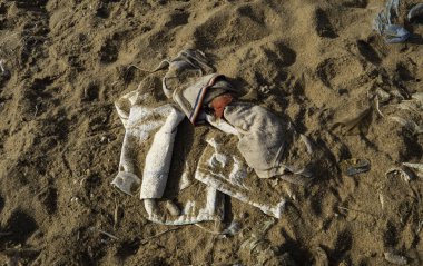 Sri Lanka plajı çöplerle kirlenmiş.